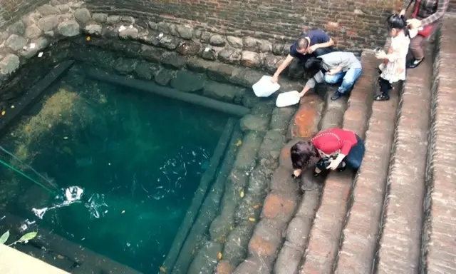 Giếng Ngọc làng Diềm - Viêm Xá, Bắc Ninh - với bốn khúc gỗ lim đóng đáy