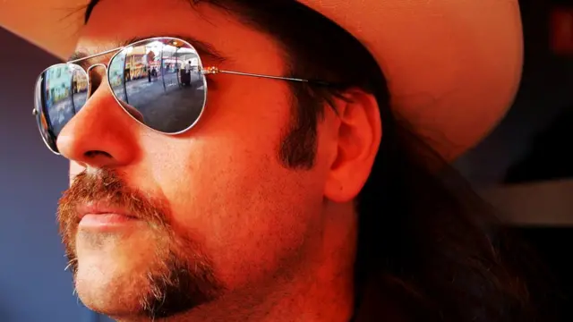 Dejarse crecer el bigote y la barba es la petición en "Movember"