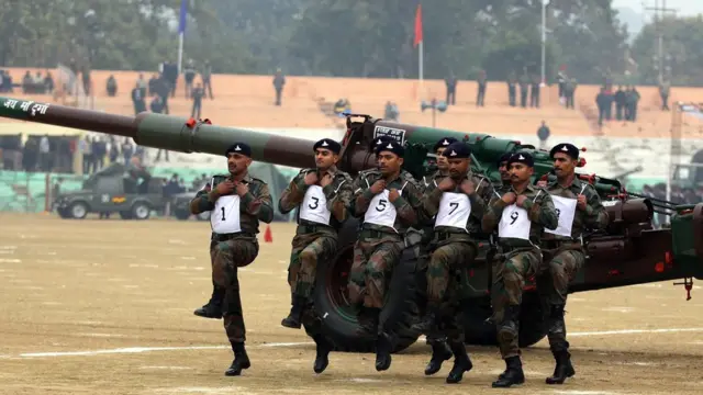 जम्मू में तोप के साथ भारतीय सेना के जवान.