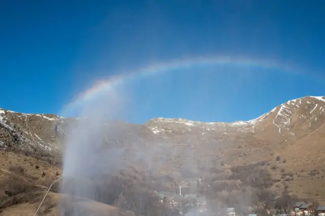 شكل قوس قزح من الثلوج، تم قذفه من أحد مدافع الثلوج.