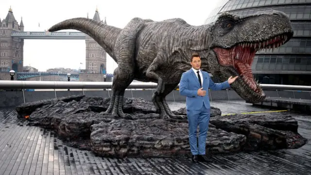 الممثل كرس بارت في صورة ترويجية للفيلم الجديد