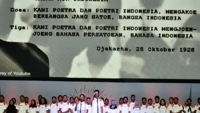 Peserta mengucap ikrar Sumpah Pemuda dalam Festival Pemuda, Karnaval Daya Nusantara 2018 di Sentul, Kabupaten Bogor, Jawa Barat, Selasa (9/10). Festival Pemuda yang diikuti mahasiswa, pelajar dan pramuka dari 34 provinsi di Indonesia tersebut untuk menginisiasi pola perjuangan baru pemuda Indonesia dalam pembangunan berkelanjutan di seluruh Nusantara.