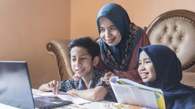 Une mère qui supervise l'éducation de ses enfants