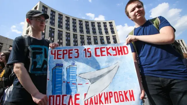 Демонстранты с плакатом