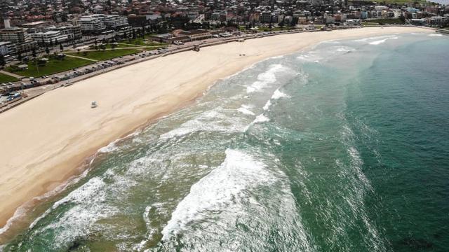 澳大利亚悉尼的海滩实施社交隔离措施