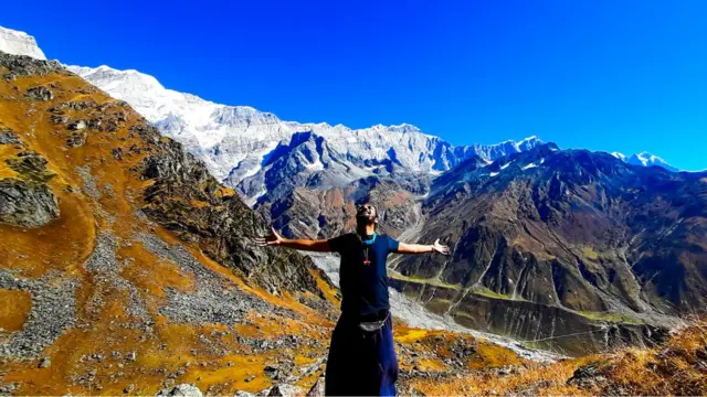 पहाड़ों के बीच यति गौड़