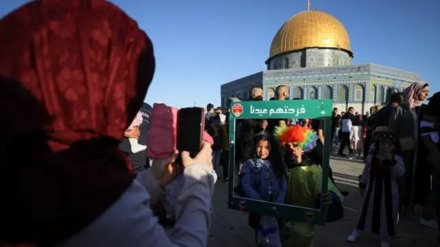 Warga Yerusalem merayakan Idul Fitri (13/05).