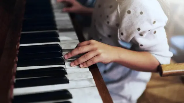 Дівчина грає на фортепіано