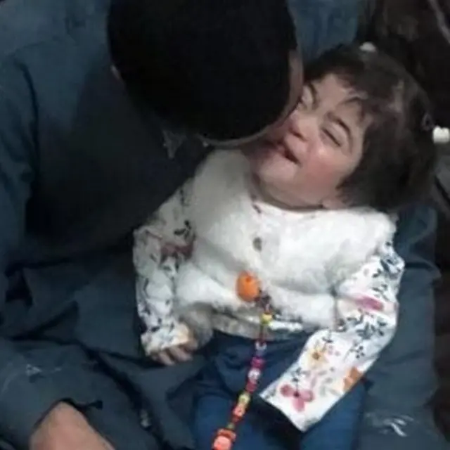 साक़िब के साथ उनका बच्चा