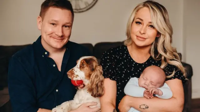 গাওয়ার দম্পতি ও ছেলে ফিনলে