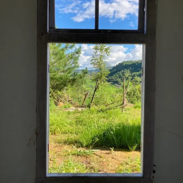 শরণার্থী ক্যাম্পের জানালা দিয়ে দূরে মিয়ানমারের পাহাড়