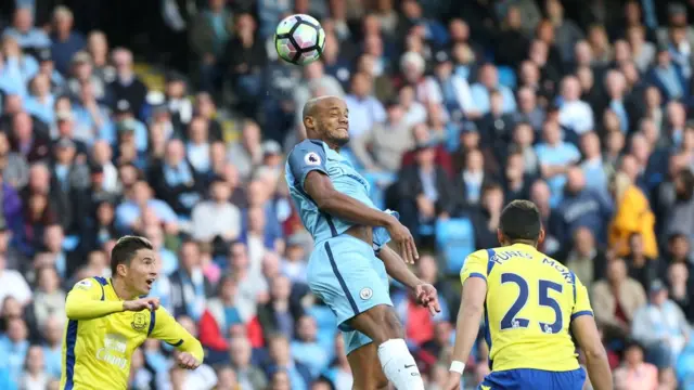 Vincent Kompany của Manchester City tranh bóng với Ramiro Funes Mori của Everton ngày 15/10