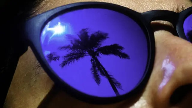 شخص يرتدي نظارة