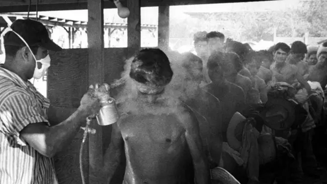En 1956, los braceros eran fumigados con DDT como parte del proceso de entrada a Estados Unidos.