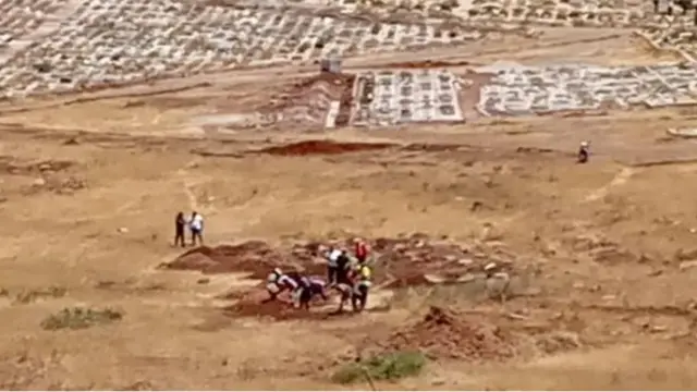 صورة تظهر حفراً جديدة في الأرض في مقبرة نادور يعتقد أنها للمهاجرين الذين قضوا في الحادثة.