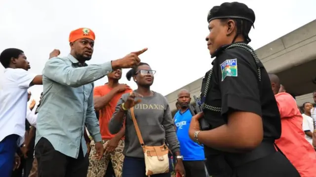 Ọlọpaa ati awọn olufẹhonuhan