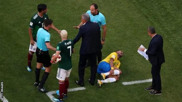 Neymar amesema kuwa watu wana nia ya kumuangusha kimchezo