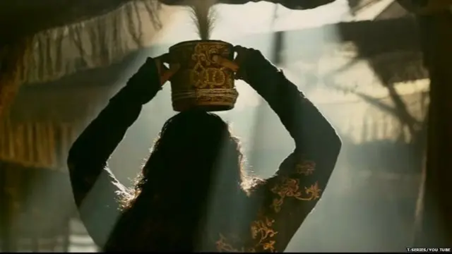 ફિલ્મના એક દૃશ્યમાં અલાઉદ્દીન ખિલજી (રણવીર સિંહ)