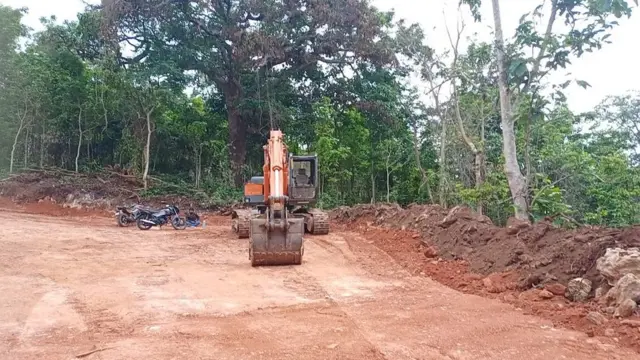 ప్రైవేటు వ్యక్తులు నిర్మించిన రోడ్డు