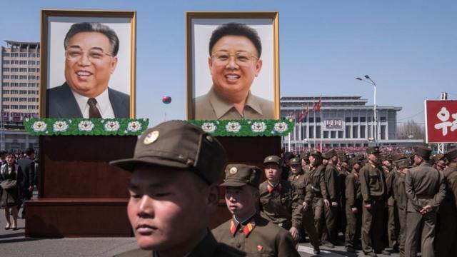 Hình hai cố lãnh tụ Bắc Hàn Kim Nhật Thành (Trái) và Kim Jong-il