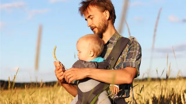 Отец с ребенком на слинге