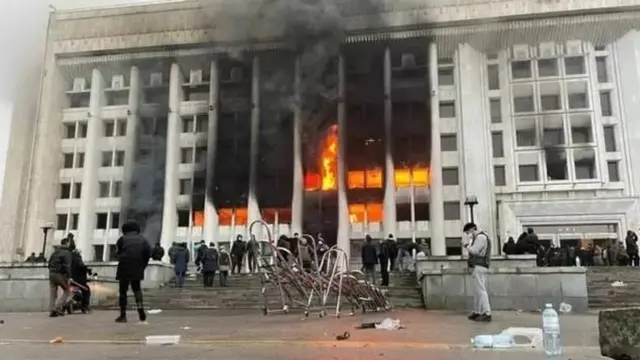 Телеграм-канал KAZAKHSTAN PROTESTS публікує фото палаючої адміністрації в Алмати. Горить вся центральна частина великої будівлі.