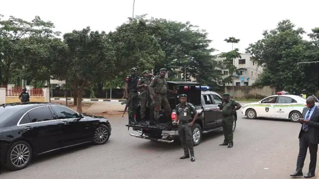 Ọkọ ọlọ́pàá dínà mọ́ Saraki láti kọjá