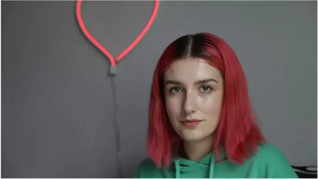 "다큐멘터리 제작을 허락한 큰 이유는 비슷한 과정을 겪는 어린아이에게 제가 사는 삶을 보여주고, 나아질 것이라고 말해주고 싶어서예요."