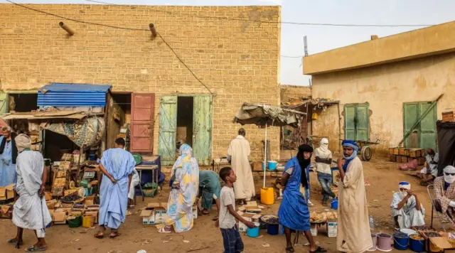 Uyu munsi, abantu bambara boubou z'ubururu bwerurutse kuko zijya gusa n'iz'umweru