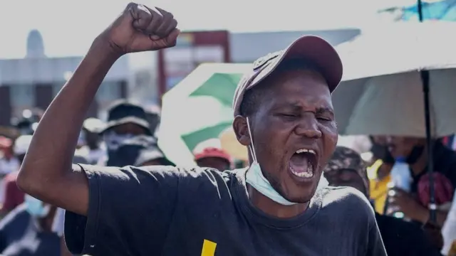 መፈክር የሚያሰማ ደቡብ አፍሪካዊ