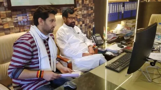 चिराग पासवान की अपने पिता रामविलास पासवान के साथ की एक तस्वीर