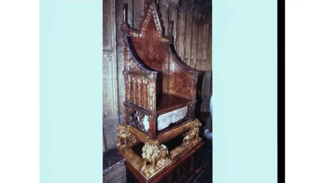 Stone of Scone diletakkan di bawah Bangku Raja Edward untuk setiap penobatan monarki Inggris sejak Edward I mencurinya dari Skotlandia pada 1296.