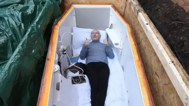 कब्र से लाइव