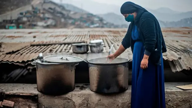 yemek yapan rahibe