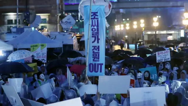 땅콩박 터트리는 대한항공 시위 참가자들