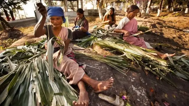 Dans la société khasi, la richesse, les biens et les noms sont transmis de mère en fille.