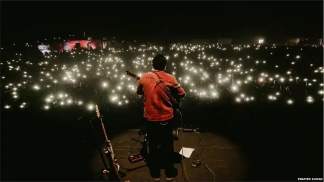 एक कॉन्सर्ट में प्रतीक कुहाड़