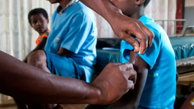 Pikin from Madagascar dey collect measles immunisation.