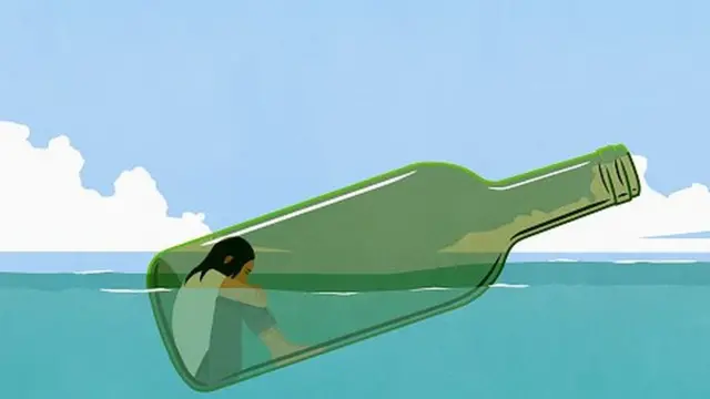 فتاة داخل زجاجة في البجر