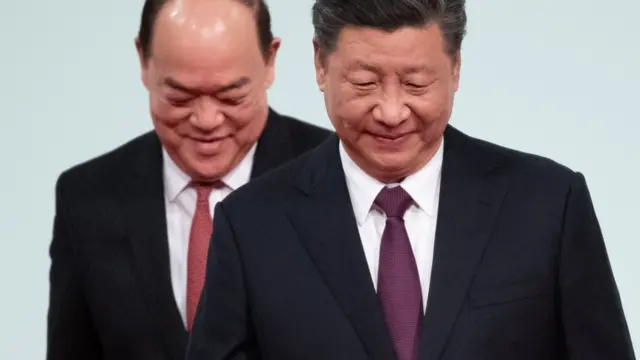 澳门特区政府就职典礼上贺一诚(左)走在习近平后面(20/12/2019)