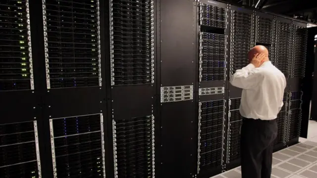 Un hombre ante un servidor informático