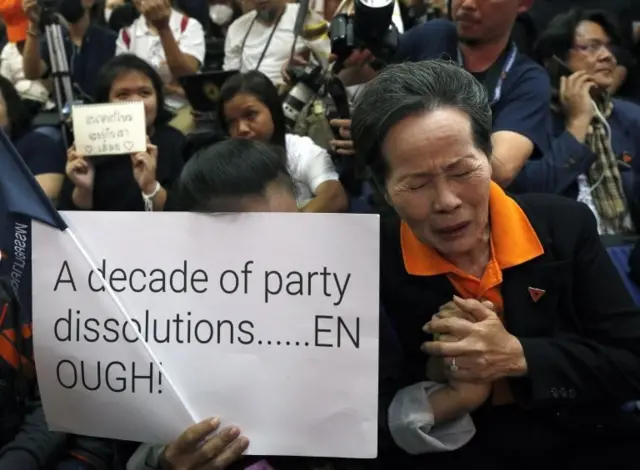 มติศาลรัฐธรรมนูญสั่งยุบพรรคอนาคตใหม่ ตัดสิทธิ กก.บห. 10 ปี