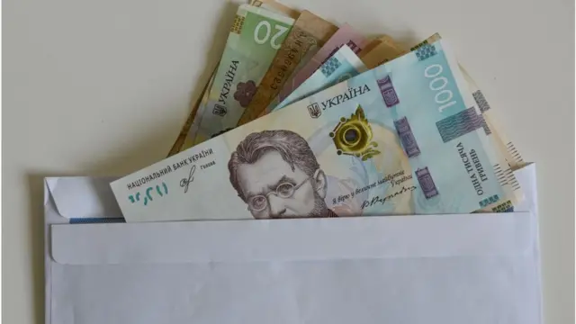Українці і досі отримують певну частину доходів "у конверті"