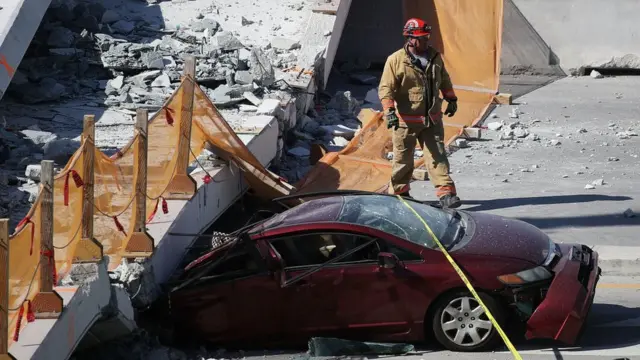 Carro atingido pela ponte caída