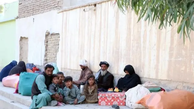 अफ़ग़ानिस्तान में लड़ाई की वजह से लाखों लोगों को अपना घर छोड़ना पड़ा है. ये परिवार कंधार में एक सड़क किनारे रह रहा है