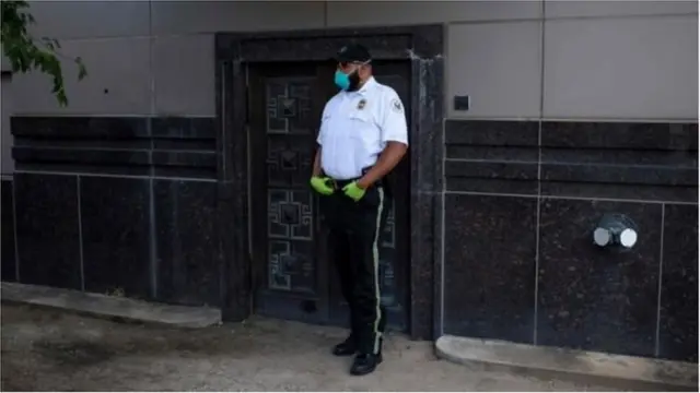 హ్యూస్టన్‌లో మూసివేసిన చైనా కాన్సులేట్ వద్ద అమెరికా భద్రతాధికారులు