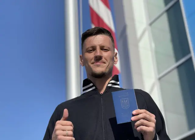 Viacheslav del lado estadounidense tras haber cruzado la garita de San Ysidro el 25 de marzo de 2022.