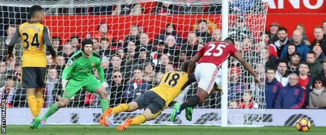 Nacho Monreal yasaga n'uwateze Antonio Valencia akoresheje ukuboko kw'iburyo mu rubuga rwa penaliti
