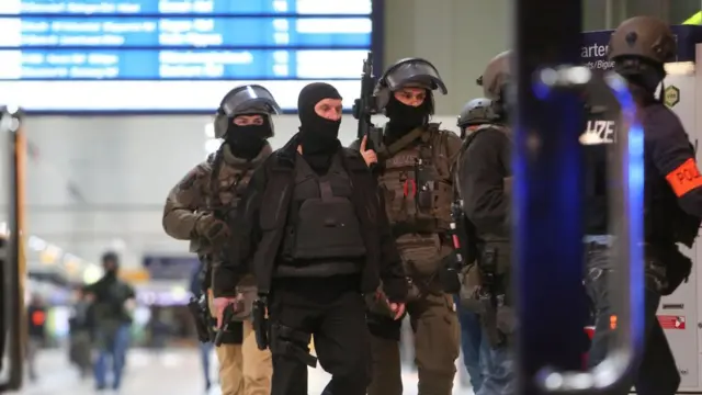 Alemania: hombre con un hacha hiere a 7 personas en una estación de tren en  Düsseldorf - BBC News Mundo