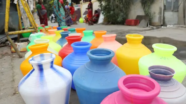 தண்ணீருக்காக காத்திருக்கும் குடங்கள்.